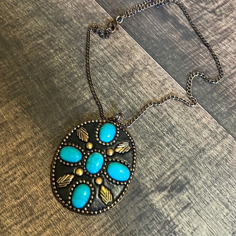 Turquoise accent necklace